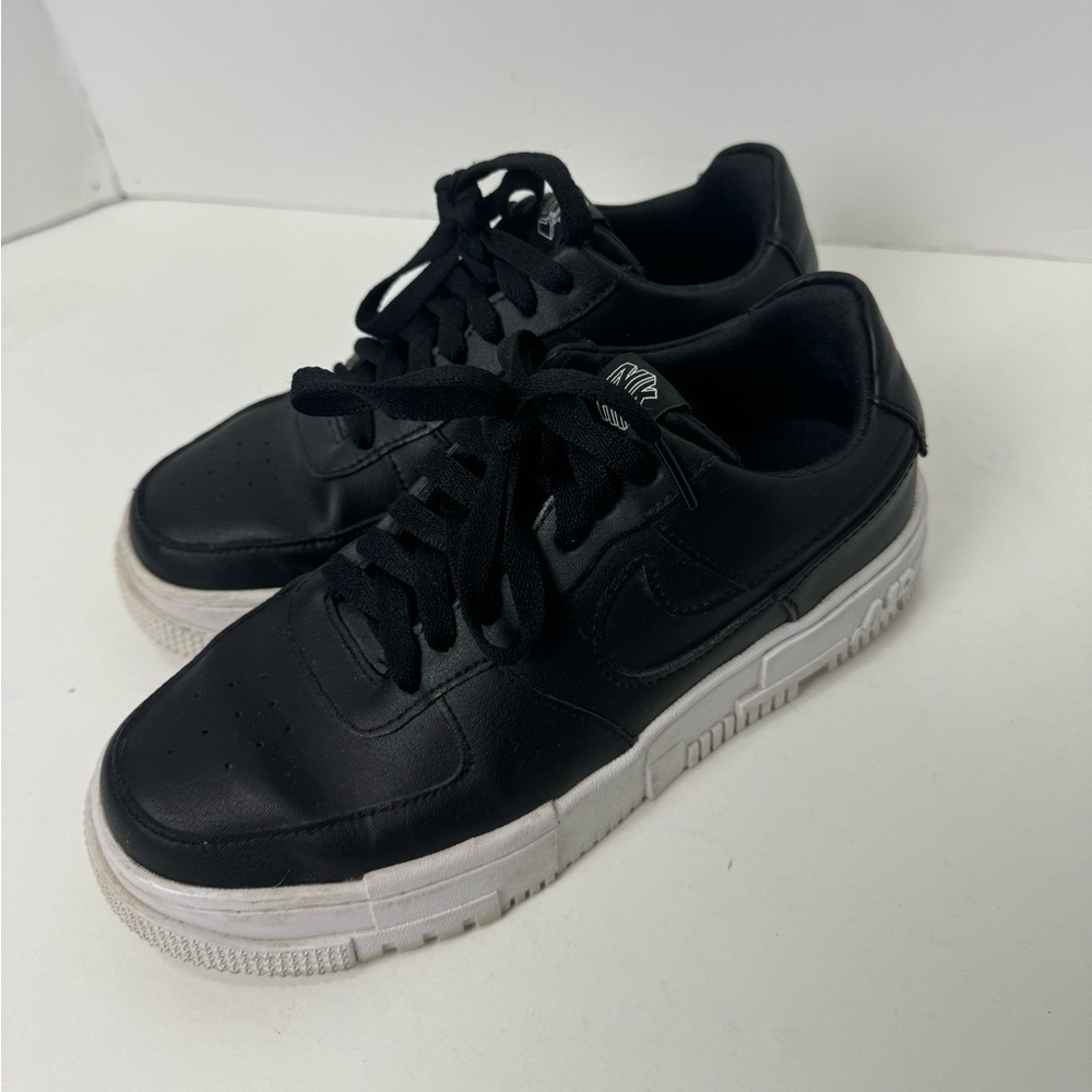 All black Women’s Nike platform air forces! Size 7🖤